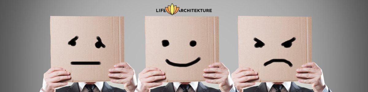Drei Geschäftsleute halten einen Karton mit einem Smiley, der Emotionen bei der Arbeit zeigt