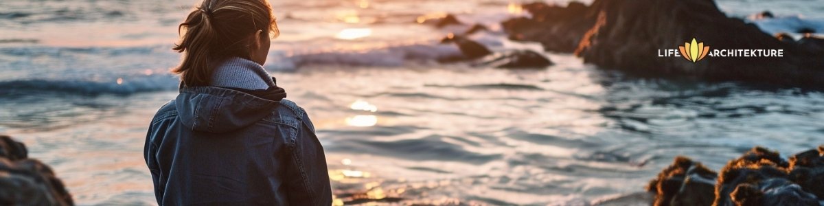 vrouw die aan zelfreflectie doet bij de zee