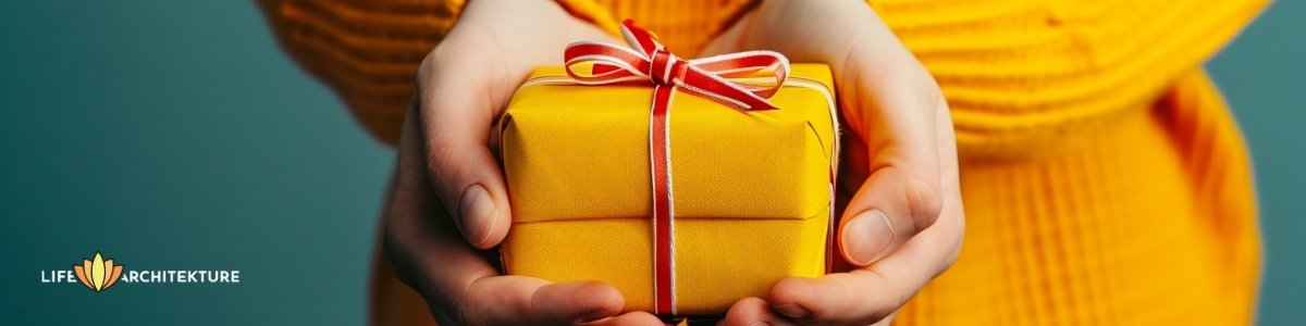 Frau mit Geschenk: Das Geben und Nehmen der bedingten Liebe