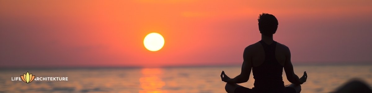 persona meditando durante la puesta de sol para encontrar claridad, escuchando la voz interior