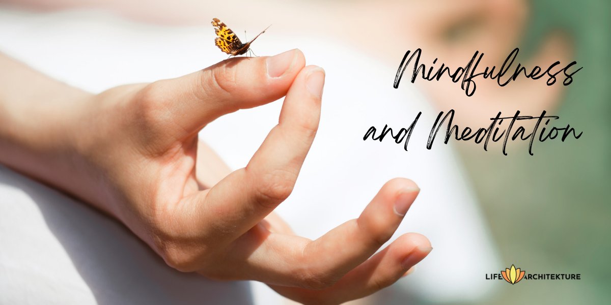 mujeres meditando, pantalones blancos, con los dedos de cada mano unidos, mariposa sentada en el pulgar izquierdo