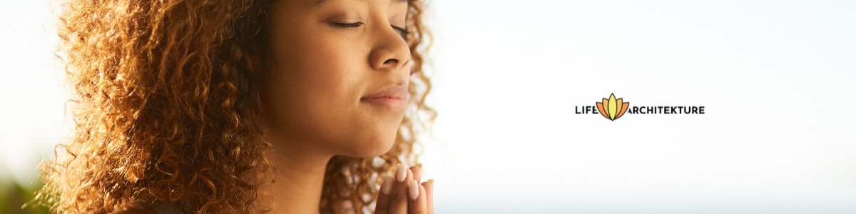 mujer ojos cerrados palmas unidas haciendo meditación mindfulness