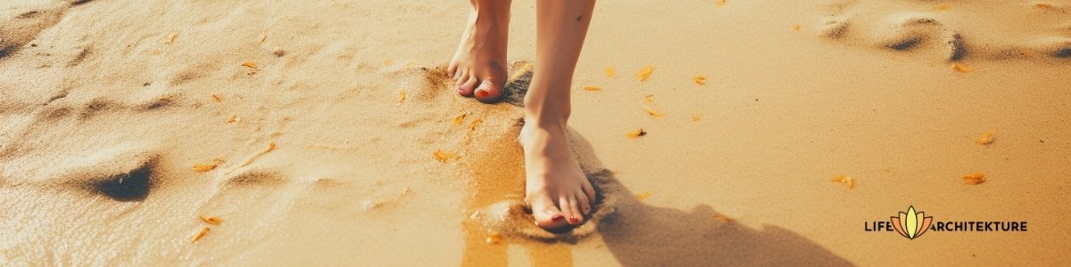 persona caminando por la playa practicando mindfulness y conciencia
