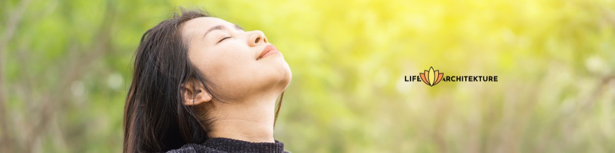 mujer mostrando agradecimiento consciente a la vida mirando hacia arriba ojos cerrados