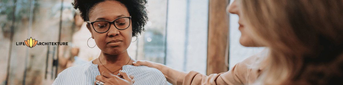 femme en deuil, les yeux fermés, les mains sur la poitrine, soutenue par une amie