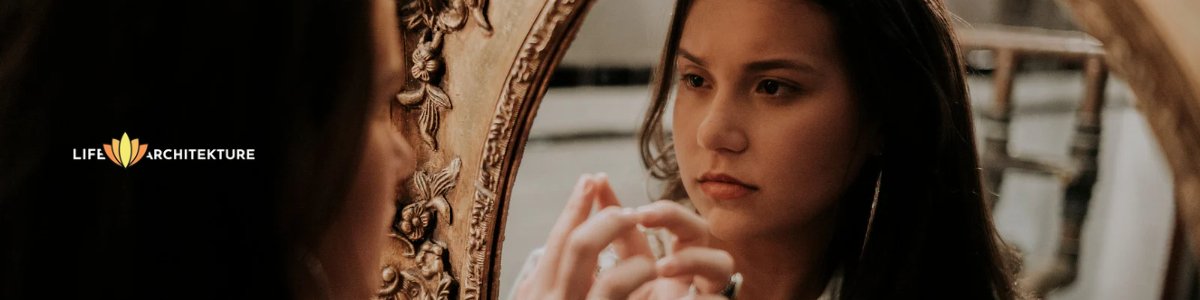 femme touchant un miroir rond en bois, visage interrogatif