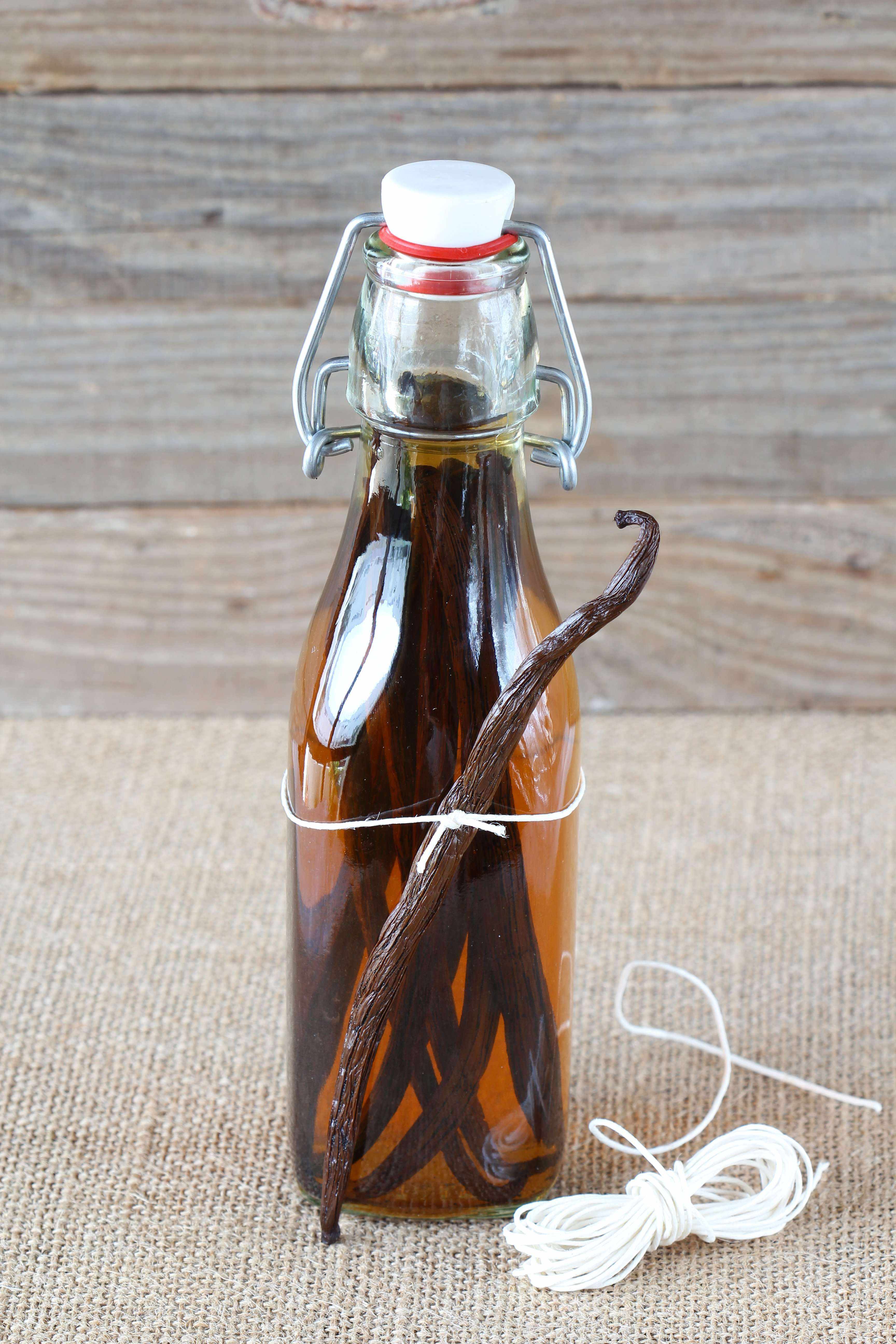 making homemade vanilla extract