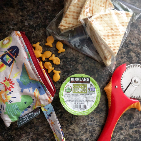 Reusable-snack-bag-with-goldfish-crackers-hummus-pita