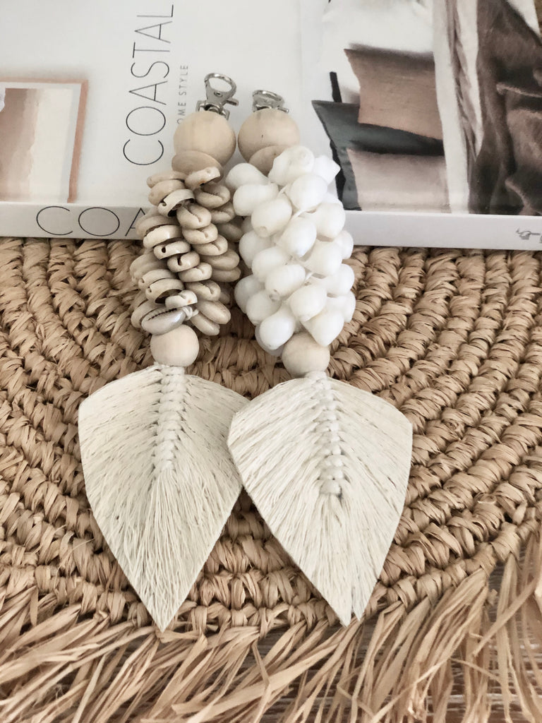 DIY Macrame Feather tutorial (6 different ways to use them) | Feather purse  charm, Macrame patterns, Macrame feather