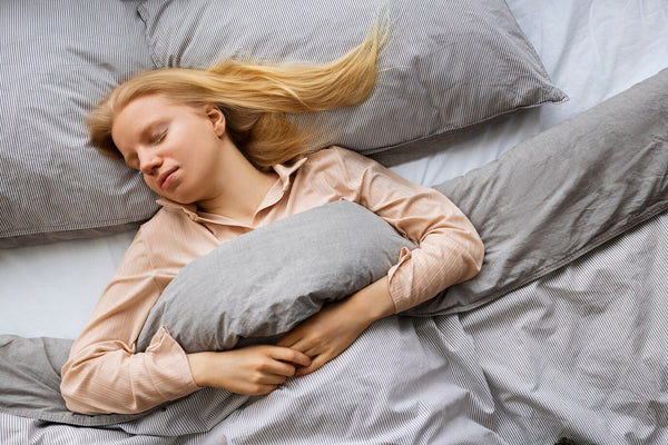 Image depicting the recommended sleeping position on the back to naturally reduce wrinkles, emphasizing the benefit of preventing facial skin from creasing during sleep.