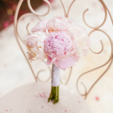 single bloom wedding bouquet to illustrate wedding bouquet trends 2023