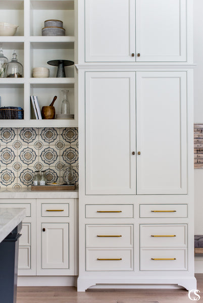 An easy way to mix and match cabinet hardware is to use different hardware for the upper and lower cabinets. You can incorporate different styles or finishes, but we will repeat it—you must limit your choices to no more than two colors, finishes, or styles in a single space.