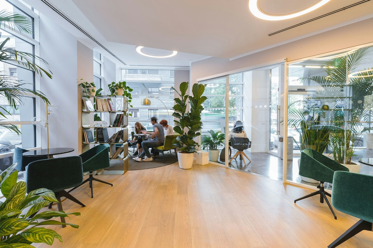 Desain kantor minimalis dengan kayu dan tanaman