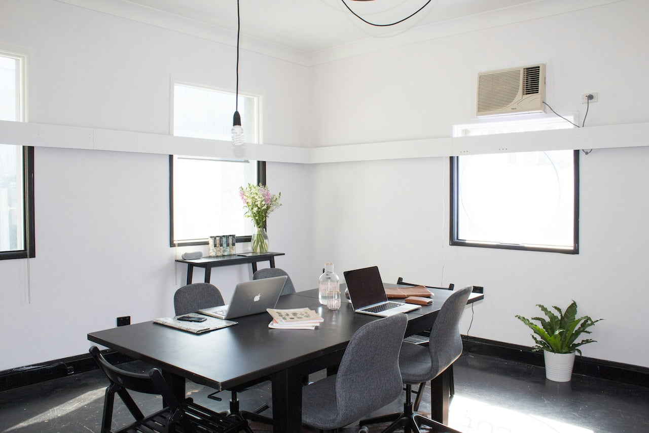 Desain ruang kantor kecil minimalis monokrom