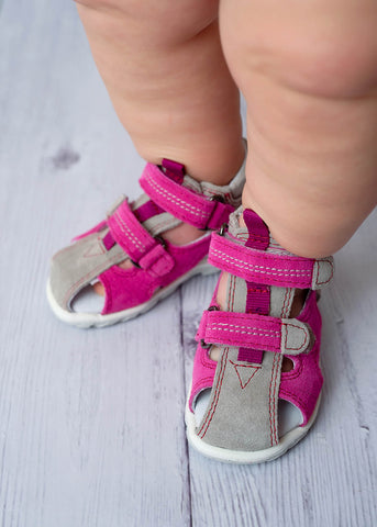 Orthopedic toddler girls sandals have a high arch support