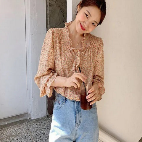 Phối quần ống suông cùng áo blouse