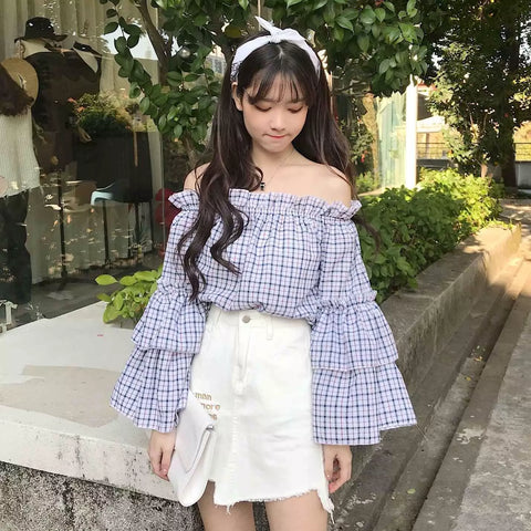 Phối cùng một chiếc áo trễ vai bánh bèo.