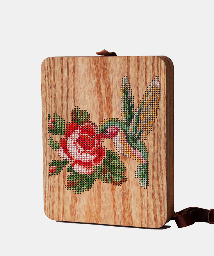 Rose et Bird Cross Stitched Oak Wood Backpack par Grav Grav 880 $