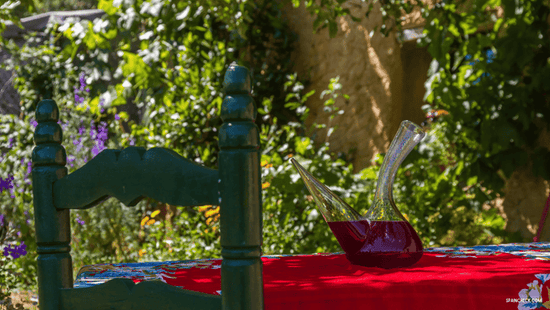 Un porron avec du vin sur la table