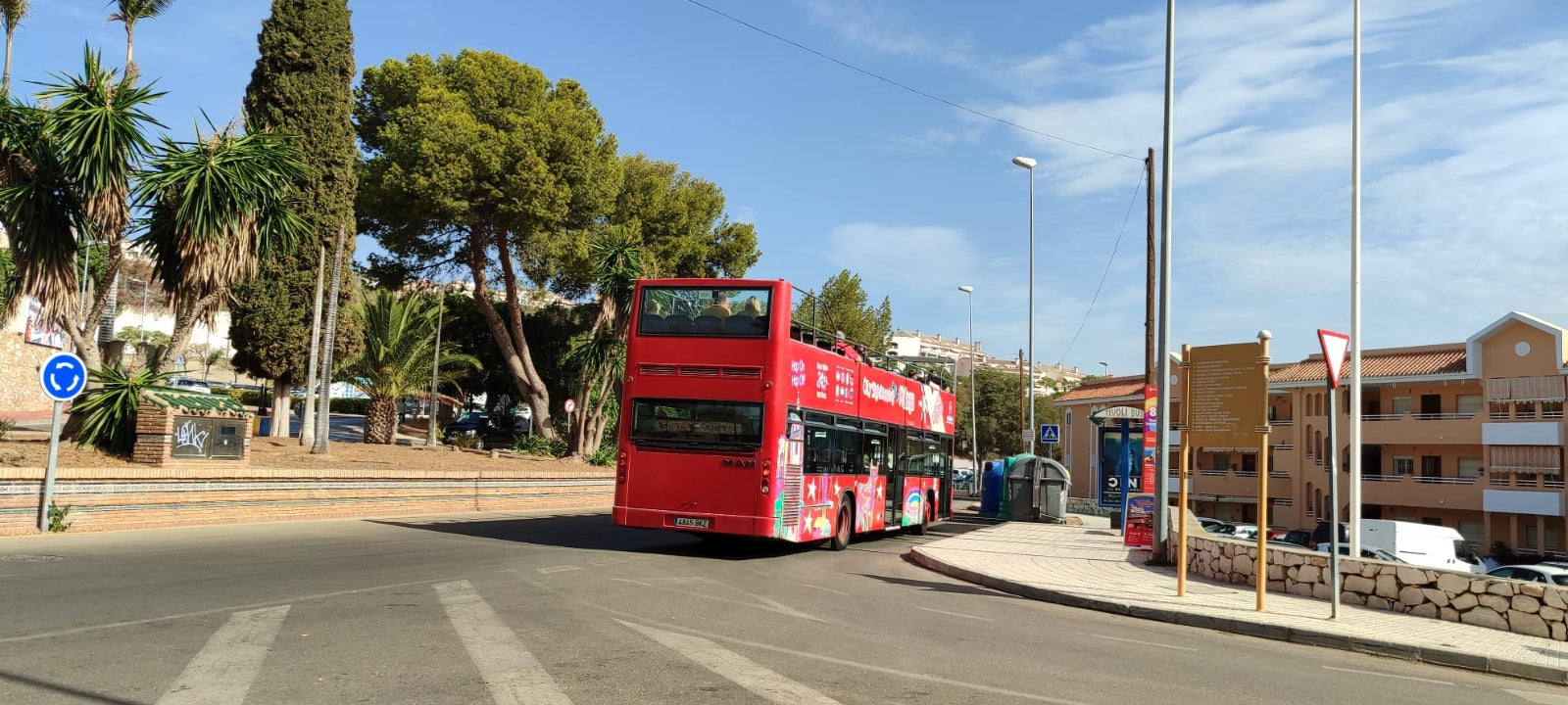 Bus City Sightseeing UK à Benalmadena, devant l'entrée du téléphérique