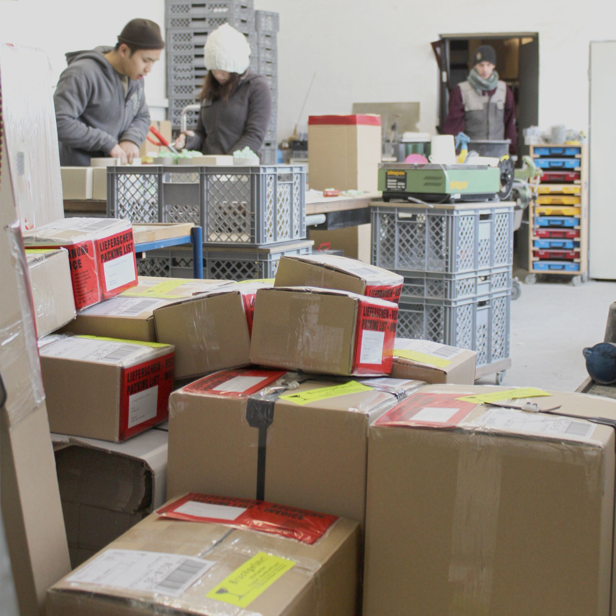 Pakete packen bei der Firma Korn Produkte in Kassel