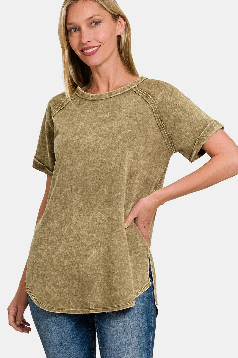 Vista frontal de una modelo con un top moca de manga corta y cuello redondo con diseño jaspeado de Zenana.