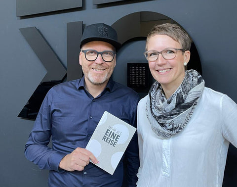 Guido Beck und Katja Groborsch mit einem Erinnerungsalbum für die Reise