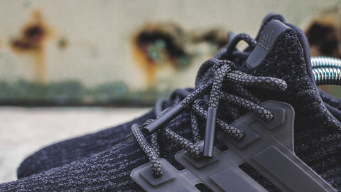 Cordones de cuerda de laboratorio de encaje gris y negro en zapatillas Adidas