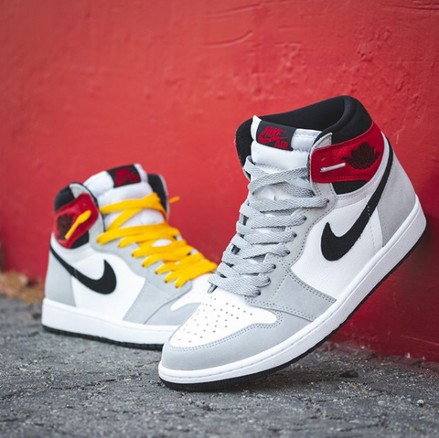 Jordan 1 con cordones grises y amarillos que no combinan