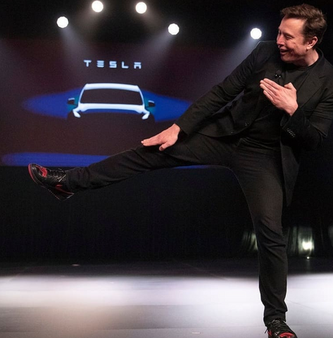Elon Musk con zapatillas Jordan