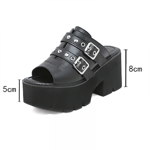 Hohe, klobige Plateau-Sandalen für Damen / schwarze PU-Leder-Schuhe mit offener Zehenpartie, Schnallen und Spikes