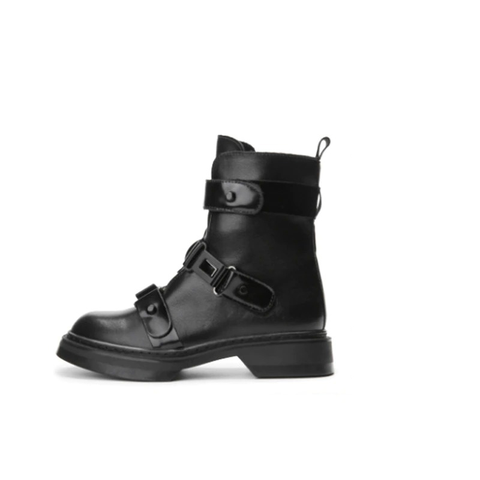 WOMEN LEATHER BOOTS - TRENDY SHOES FOR A COLD WEATHER.