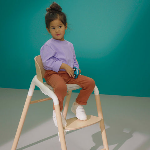 Girl sitting on Bugaboo Giraffe