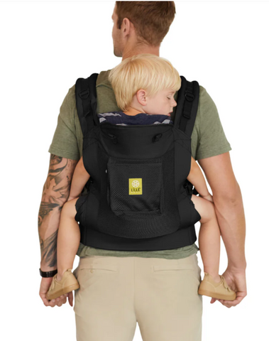 Man back carrying his baby with the LilleBaby carry on