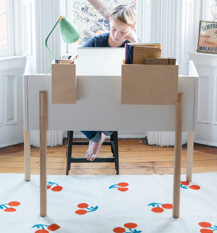 Child sitting at Oeuf Brooklyn Desk