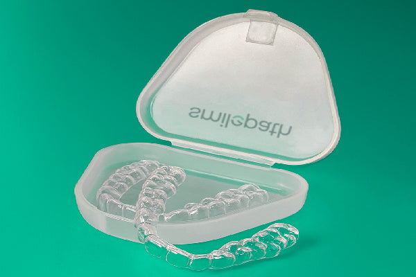 Smilepath’s clear retainers and their case