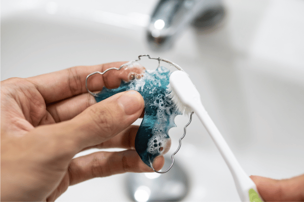 Cleaning retainers