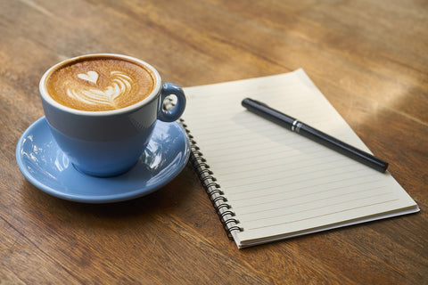 Koffie met pen en papier