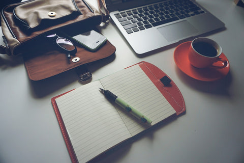 Koffie met laptop pen en schrift