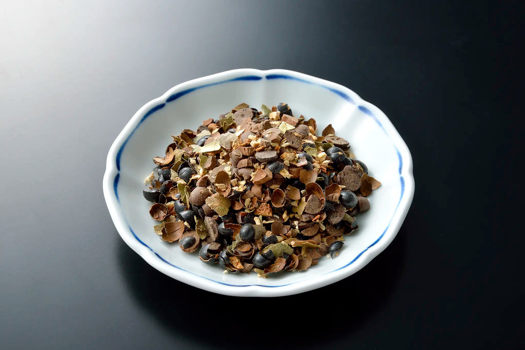 漢方で用いられる黒豆、生姜、桂皮、びわ葉、陳皮の五種類をオリジナルブレンド