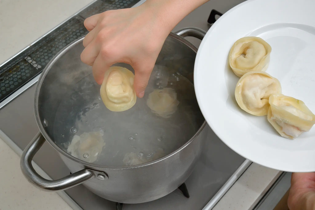 海老水餃子を茹でる