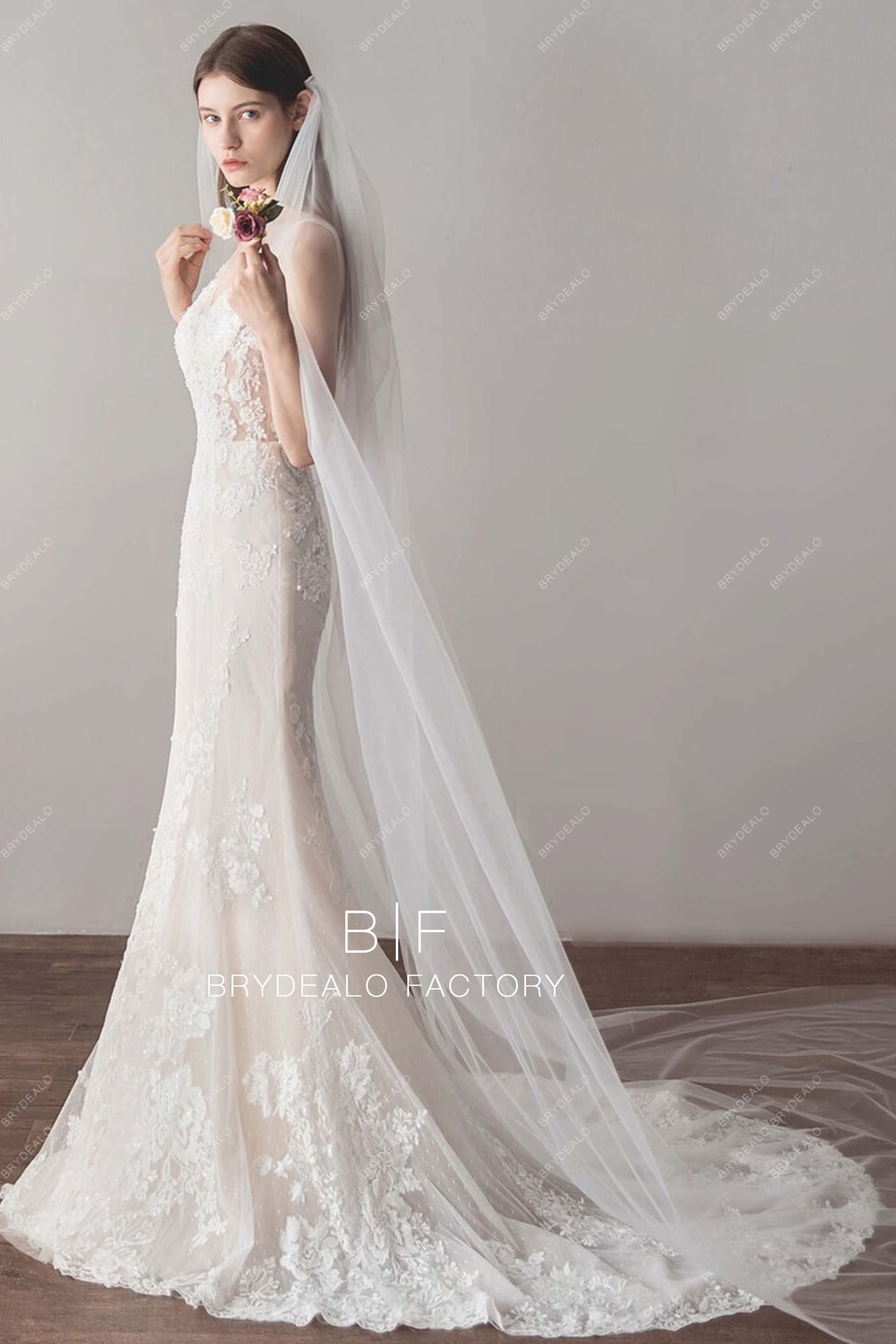 https://cdn.shopify.com/s/files/1/0707/0469/3565/products/cathedral-length-wholesale-plain-tulle-veil.jpg?v=1686363208