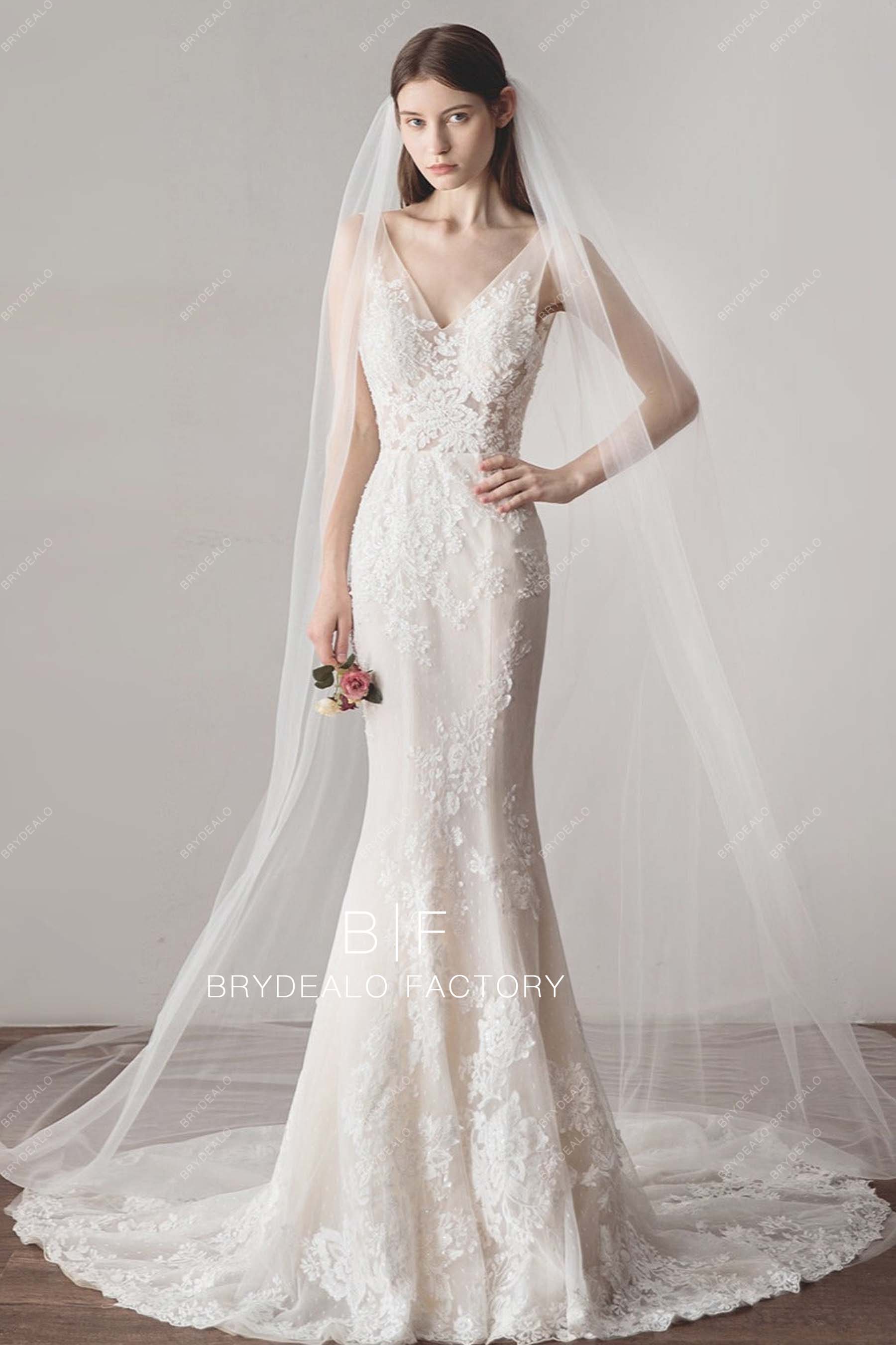 https://cdn.shopify.com/s/files/1/0707/0469/3565/products/wholesale-plain-tulle-veil.jpg?v=1686363208