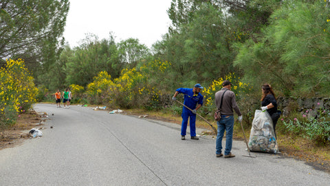 Tre ragazzi durante la pulizia a Nicolosi - Cleaning With Bongae