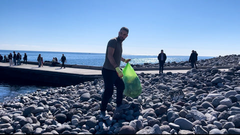 Volontario CWB intento a ripulire la spiaggia di Torre Archirafi