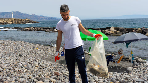 Referente Riposto associazione CWB dedito alla pulizia della spiaggia