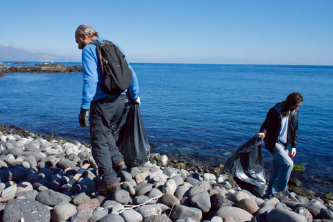 Volontari Cleaning With Bongae intenti a ripulire la spiaggia di Torre Archirafi