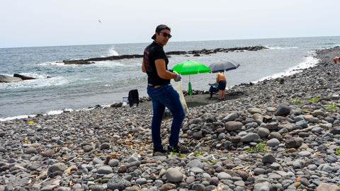 Volontario che si diverte durante l'evento di pulizia spiaggia a Riposto