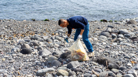 Orazio dedito a ripulire la spiaggia di Riposto durante l'evento di Cleaning With Bonger