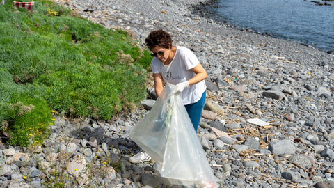 Antonella attiva nel volontariato promosso da cleaning With Bongae sulla spiaggia di Riposto